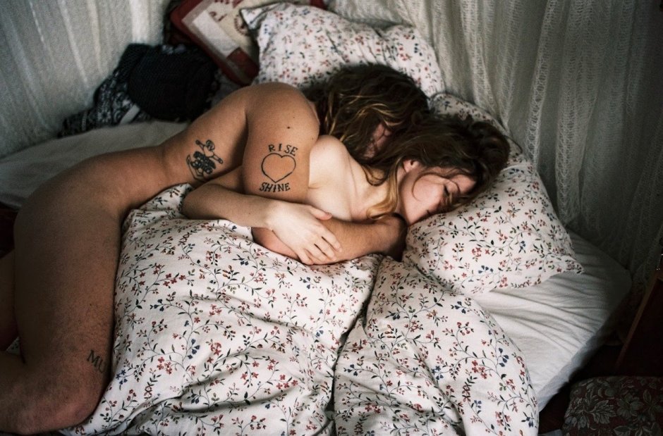Парень с девушкой лежат в постели селфи