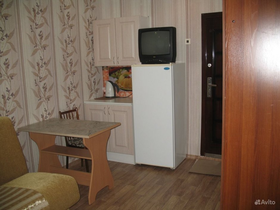 Интерьер комнаты в общежитии 13 кв.м