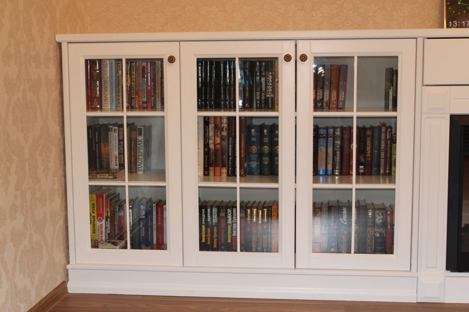 Низкие книжные шкафы со стеклянными дверями