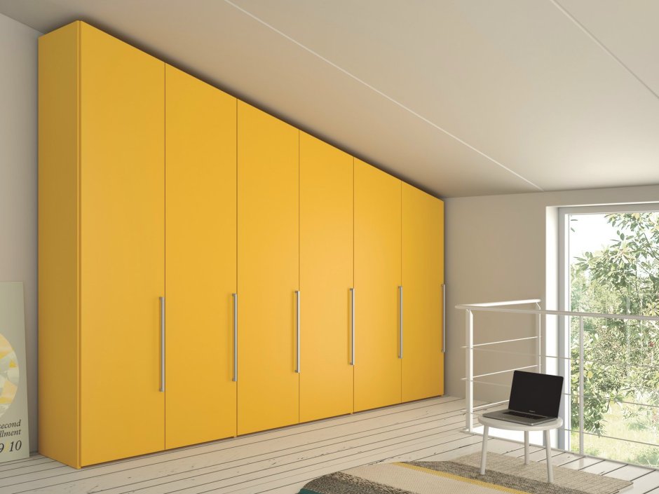 Желтый встроенный шкаф