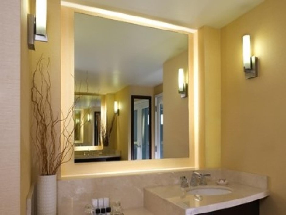 Горизонтальное зеркало над ванной