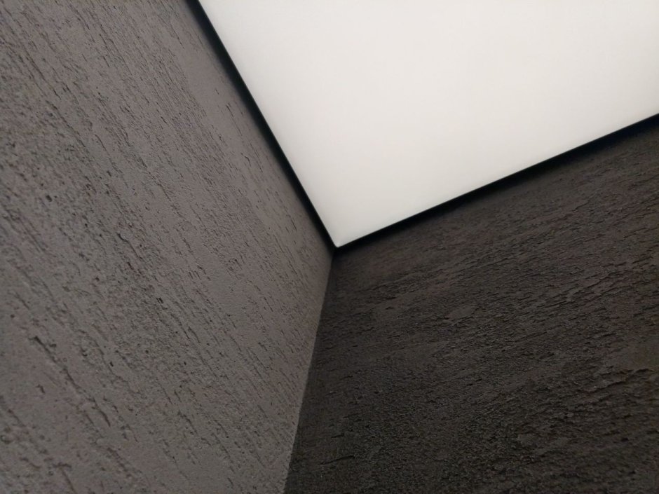 Черный плинтус для натяжного потолка
