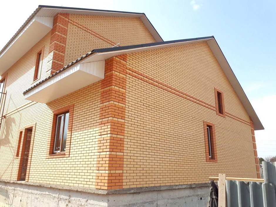 Фасад дома персикового цвета