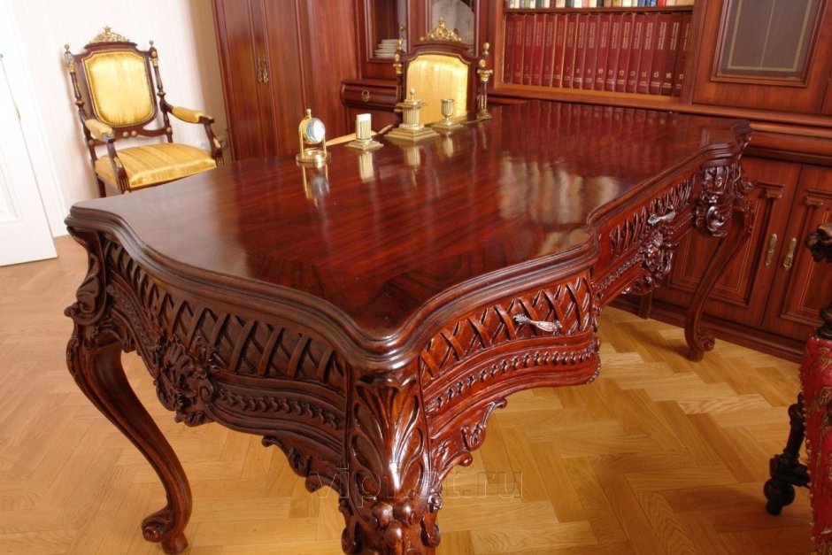 Лакированный стол из красного дерева