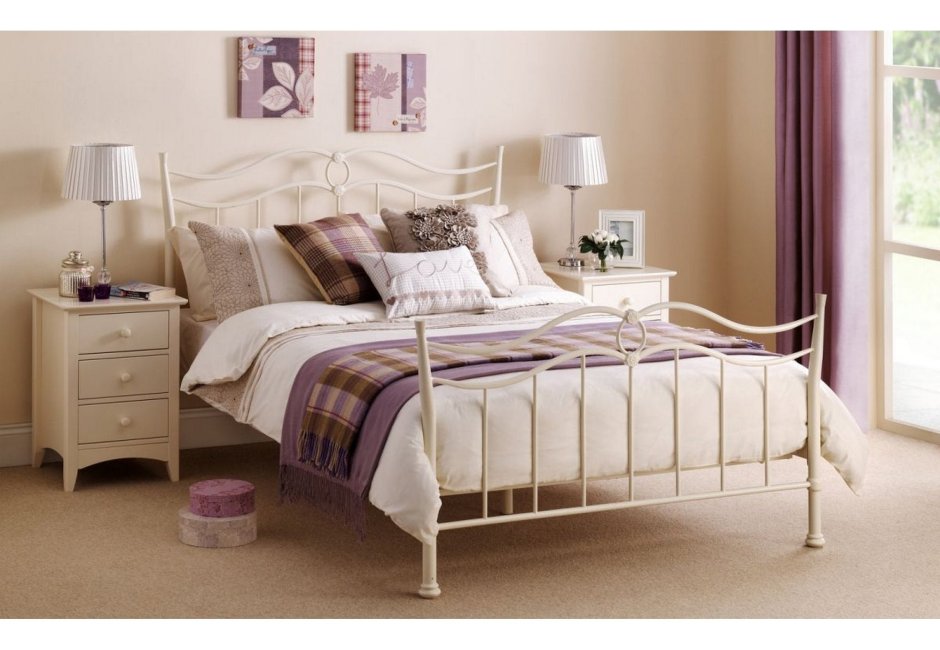 Интерьер спальни с металлической кроватью белого цвета