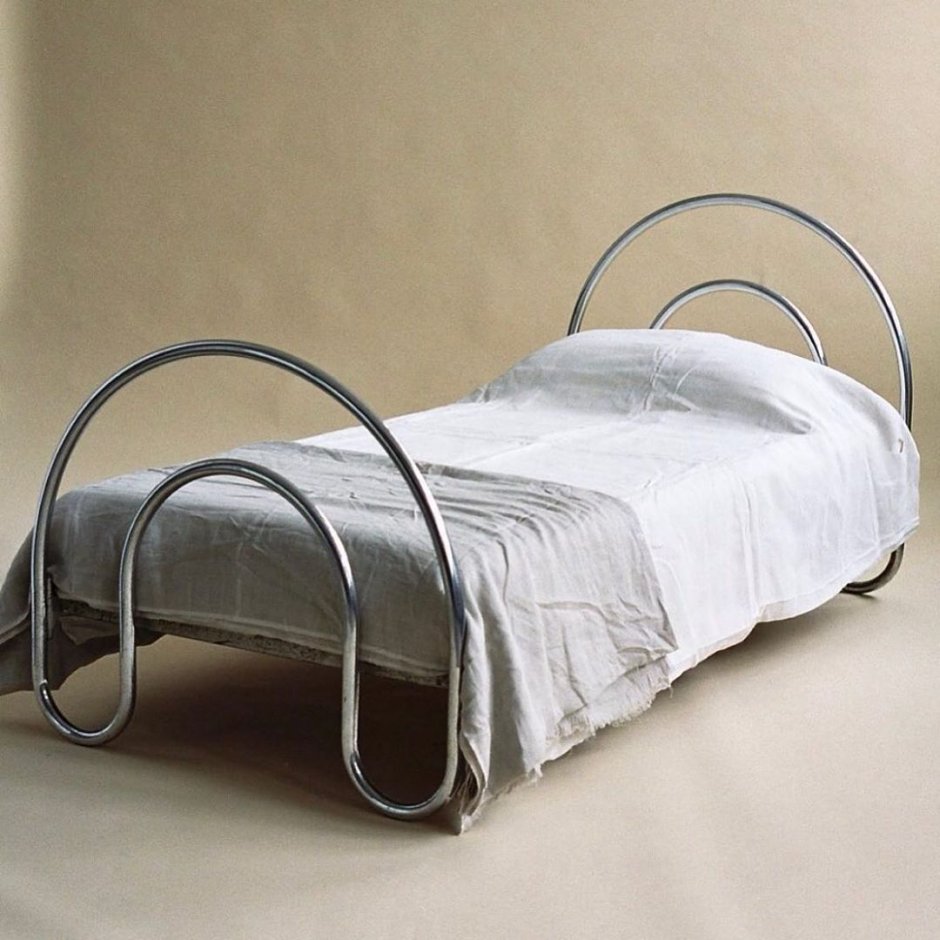 Дизайнерские железные кровати