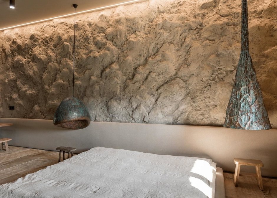 Ламинат на стене в спальне