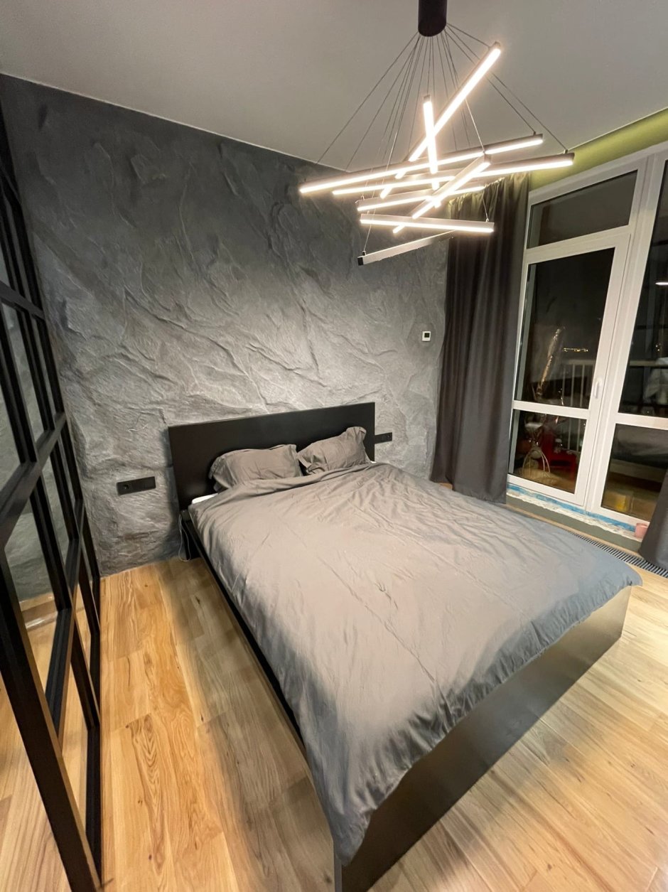 Декоративная штукатурка в спальне над кроватью