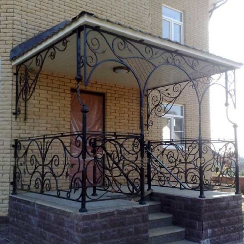 Крыльцо с кованными элементами