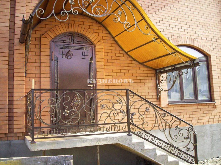Крыльцо кованое с перилами и козырьком