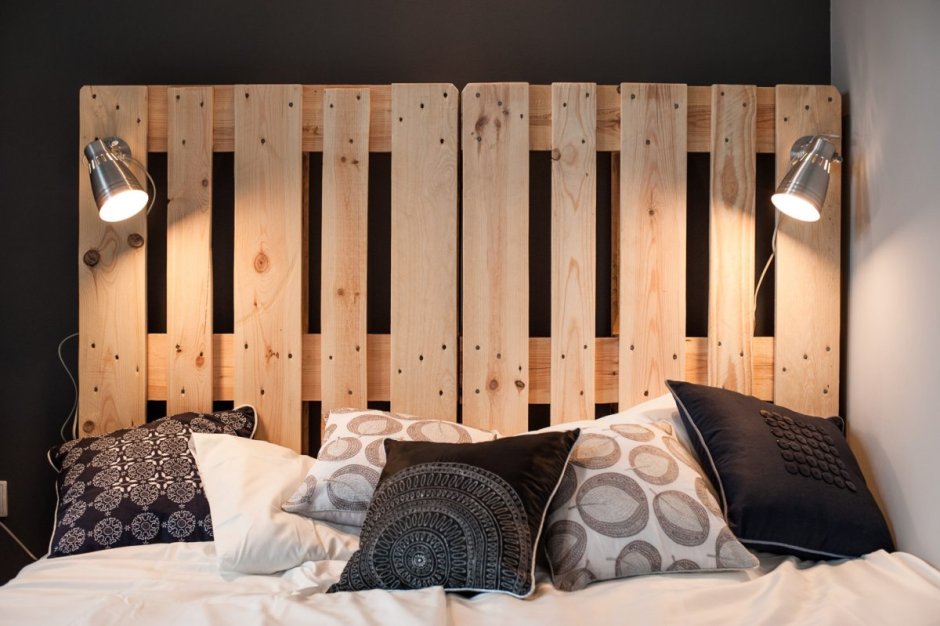 Спальня из паллет в скандинавском стиле