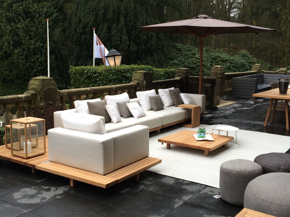 Лаунж зона на открытом воздухе