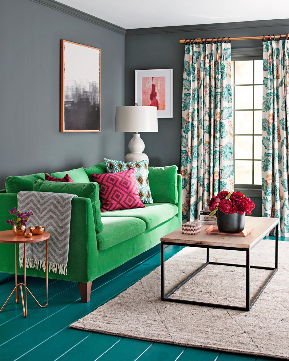 шторы к зеленому дивану в интерьере гостиной
