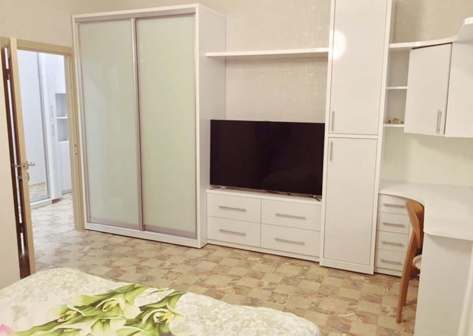Шкаф купе с местом под телевизор для спальни