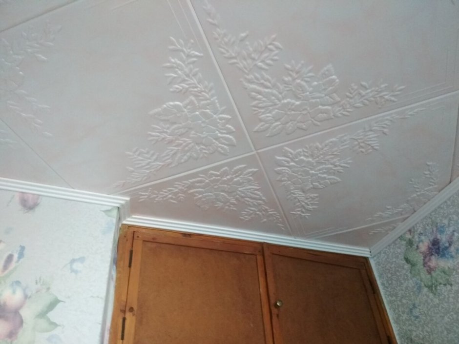 Потолочная плитка покрашена водоэмульсионной