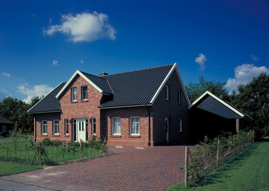 Кирпичный дом с серой крышей