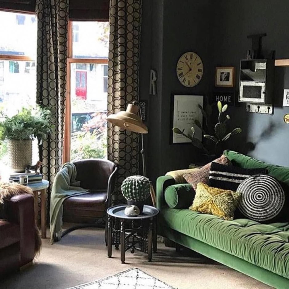 Бежевый диван и зеленые шторы