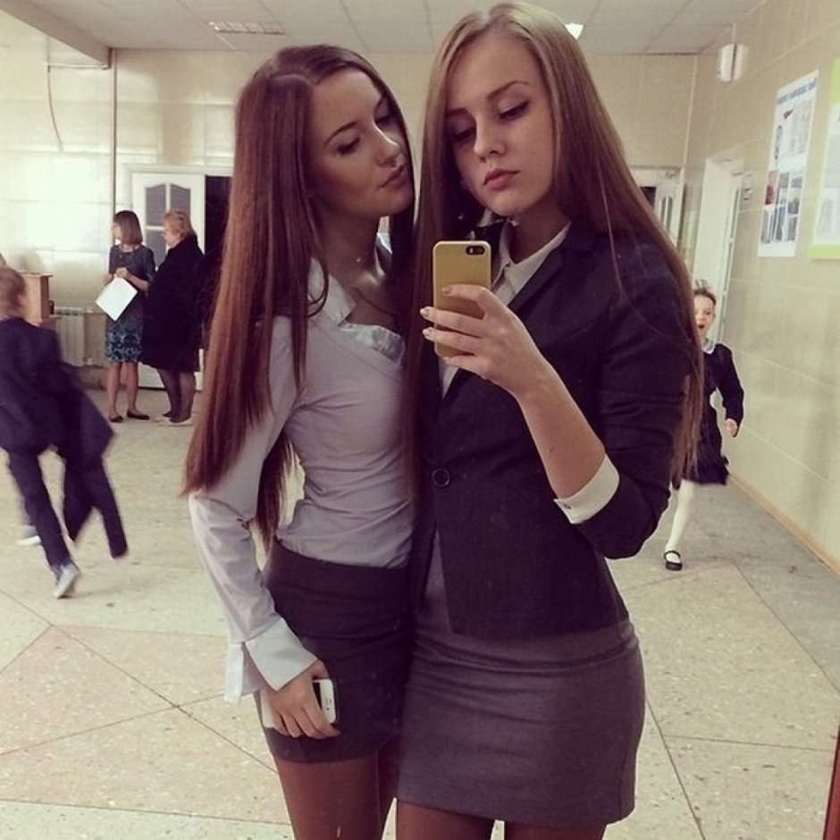 Старшеклассницы в мини