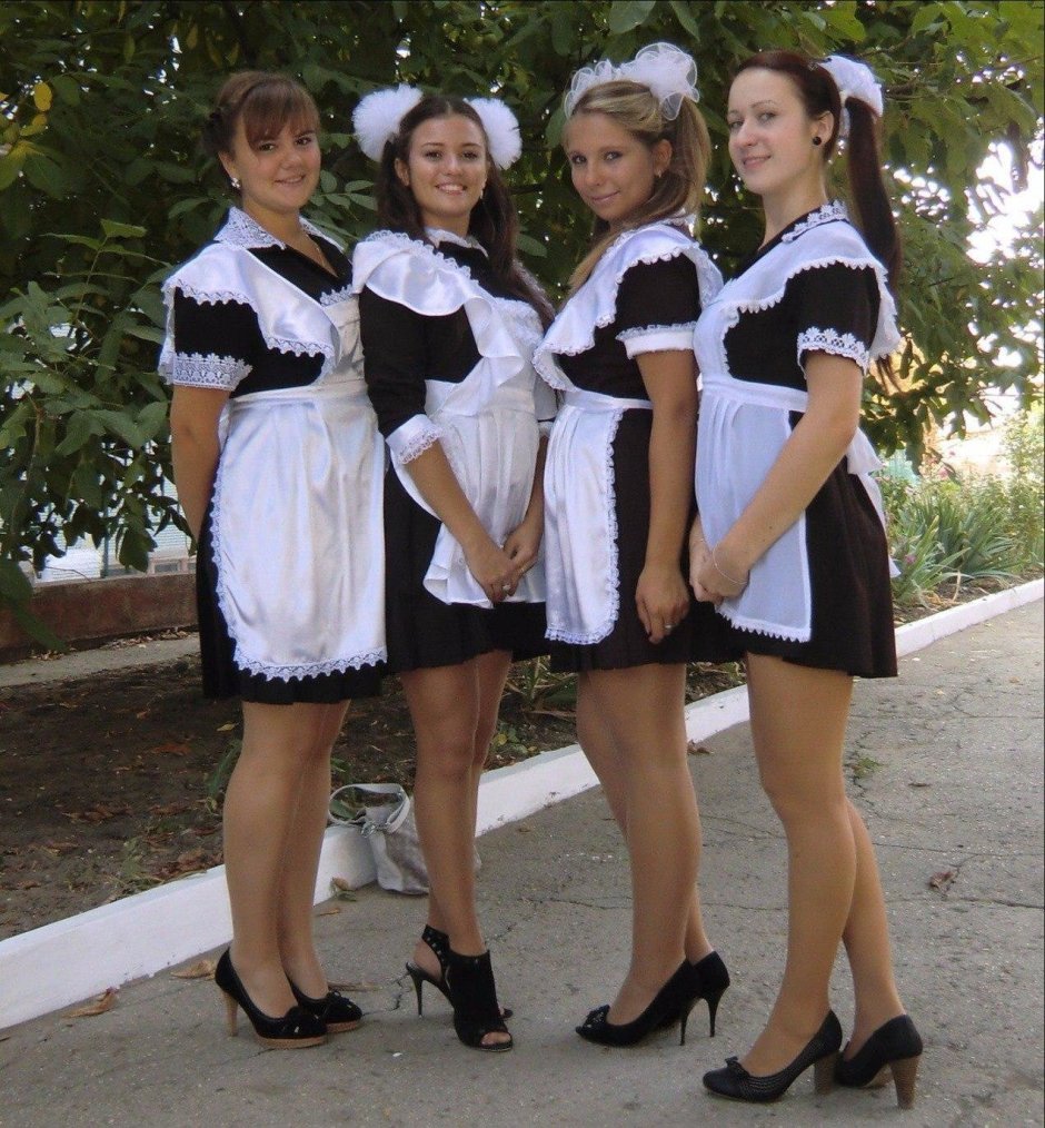 Выпускницы в школьной форме