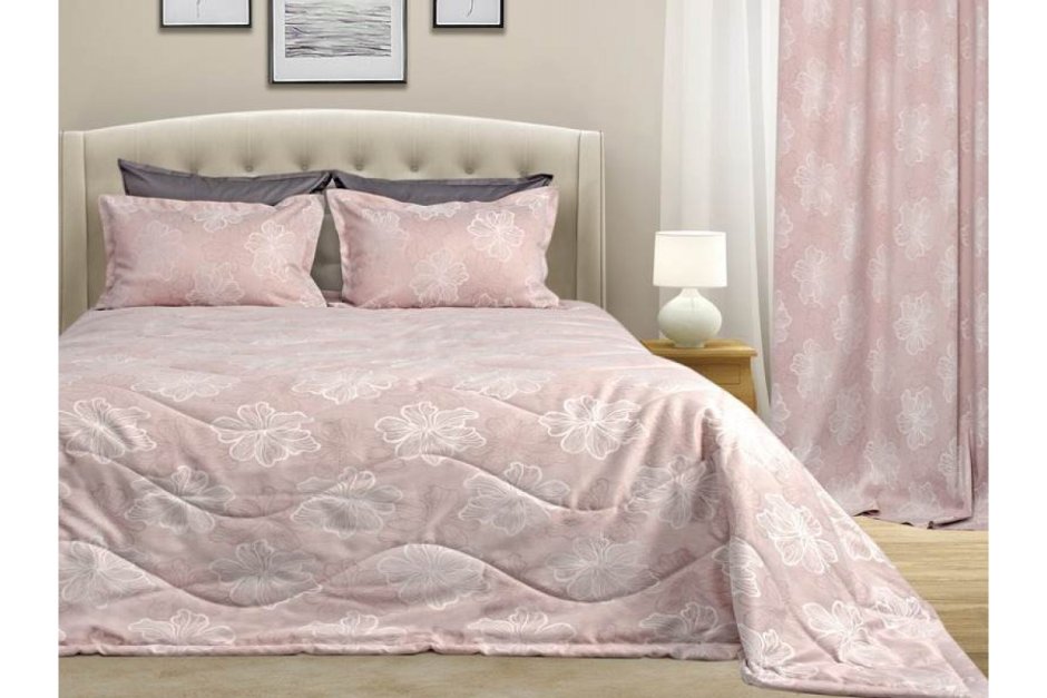 Кровать с одеялом и подушкой