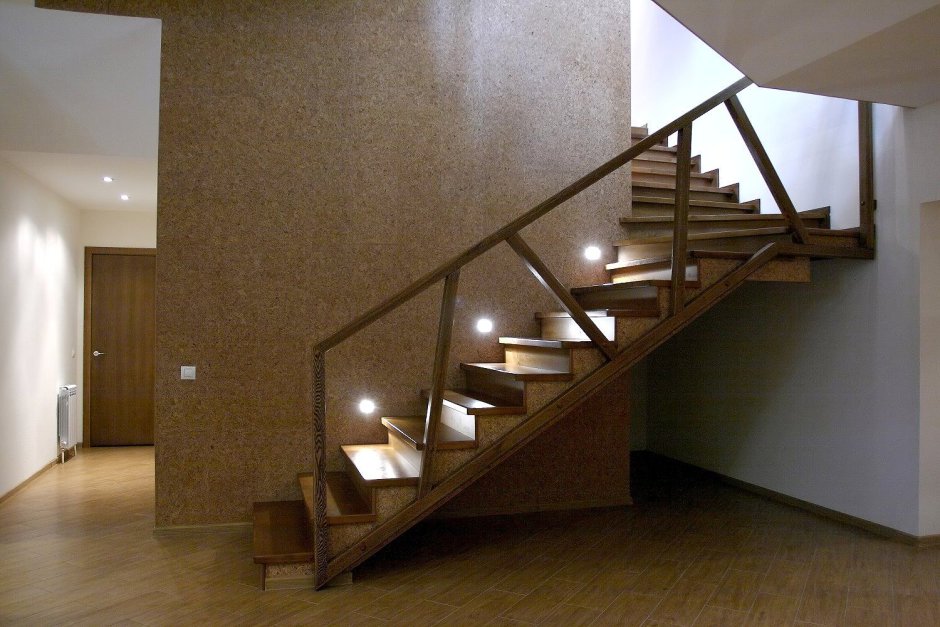 Лестница в цокольный этаж в частном доме