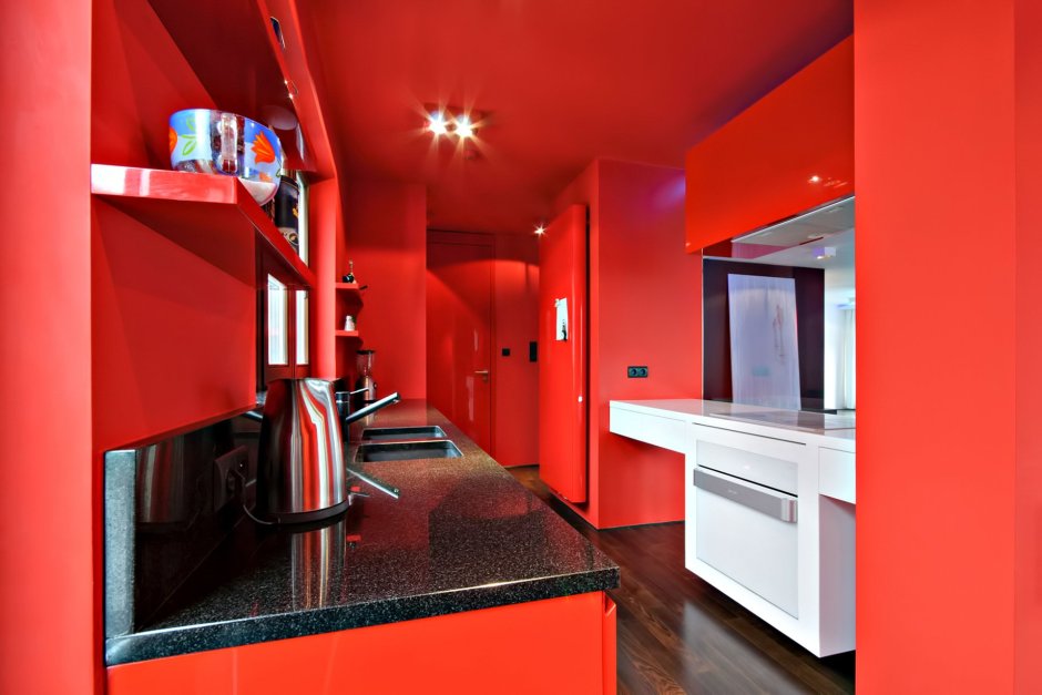 Красная стена в интерьере кухни