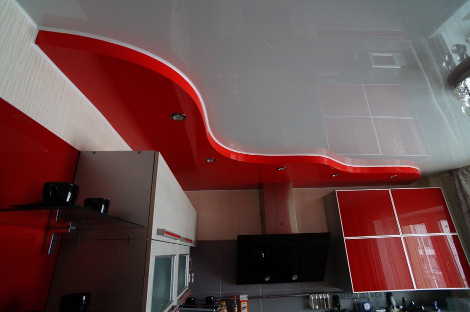 Красный натяжной потолок на кухне