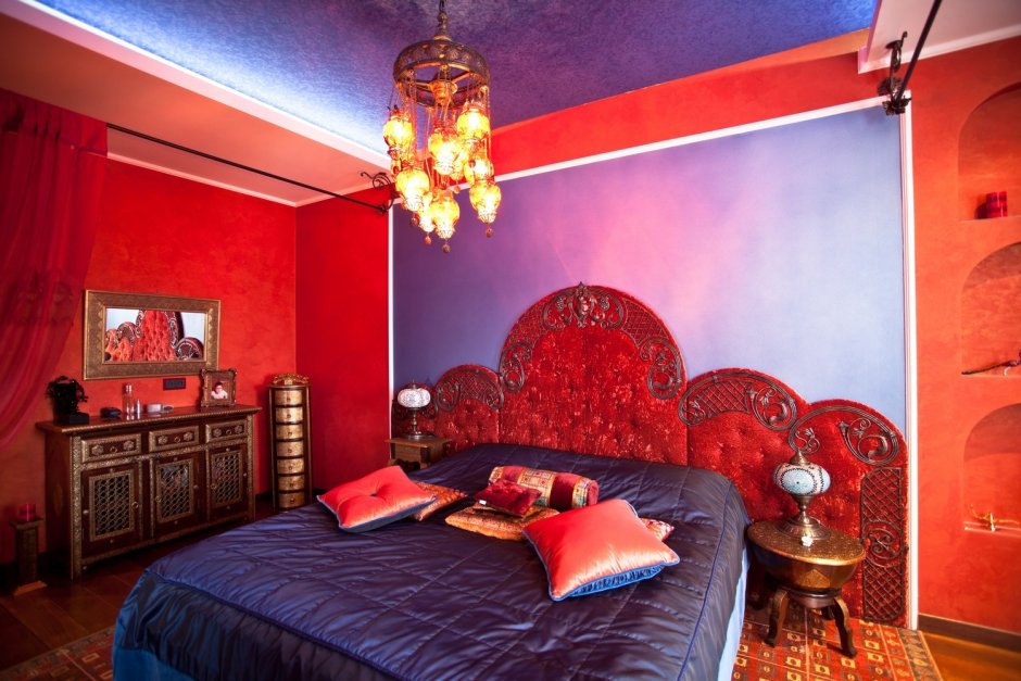 Красный потолок в спальне