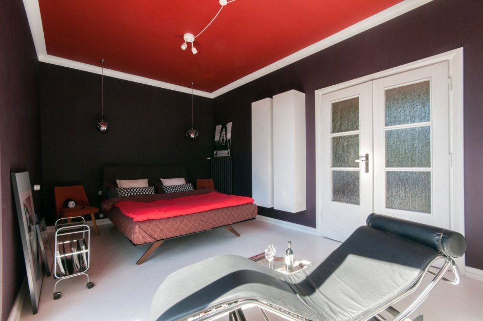 Красный натяжной потолок в спальне