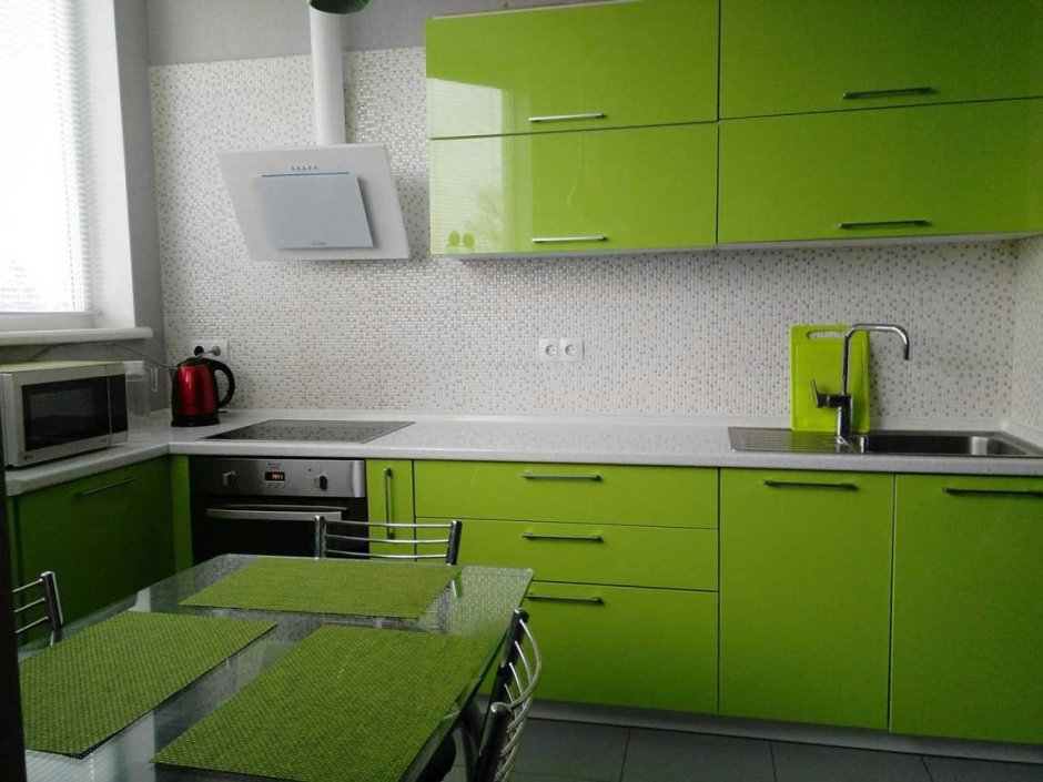 Бело зеленая глянцевая кухня