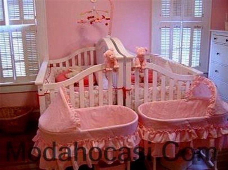 Кроватка для новорожденных двойняшек девочек