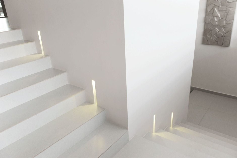 Врезной гипсовый светильник для подсветки лестницы