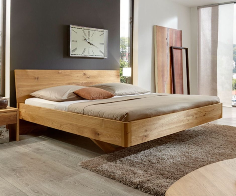 Низкая деревянная кровать