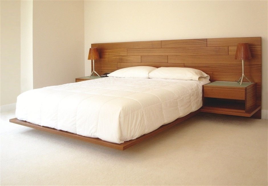 Кровать с деревянным подголовником