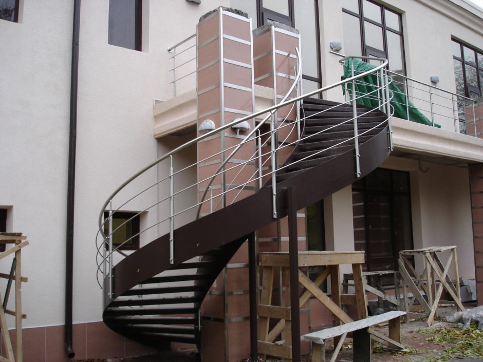 Металлические лестницы уличные с перилами на второй этаж