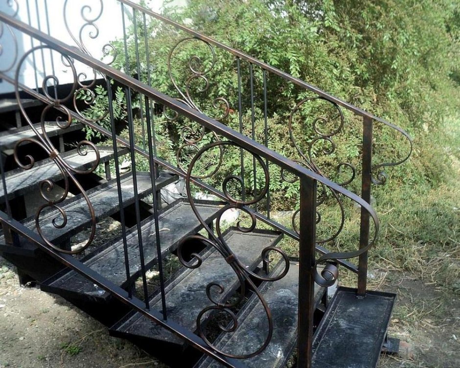 Уличная лестница из металла на второй этаж