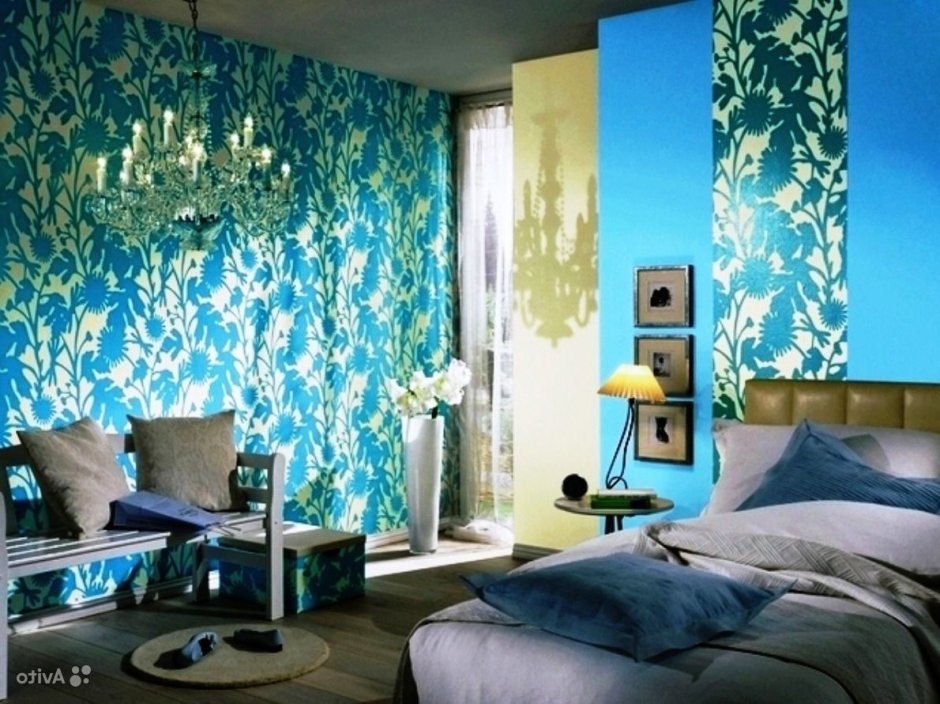 Спальня голубая с комбинированными обоями