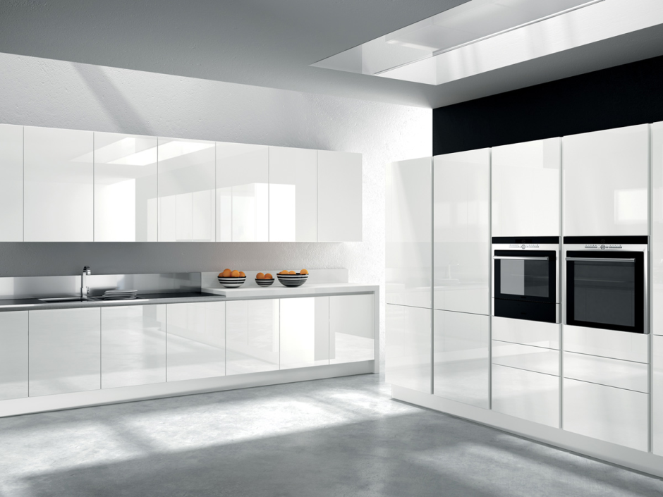 Белая кухня со стеклянными фасадами