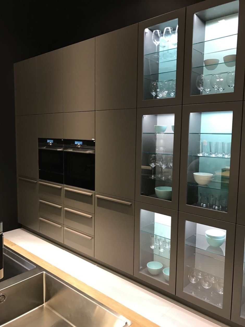 Кухонный гарнитур со стеклом современные