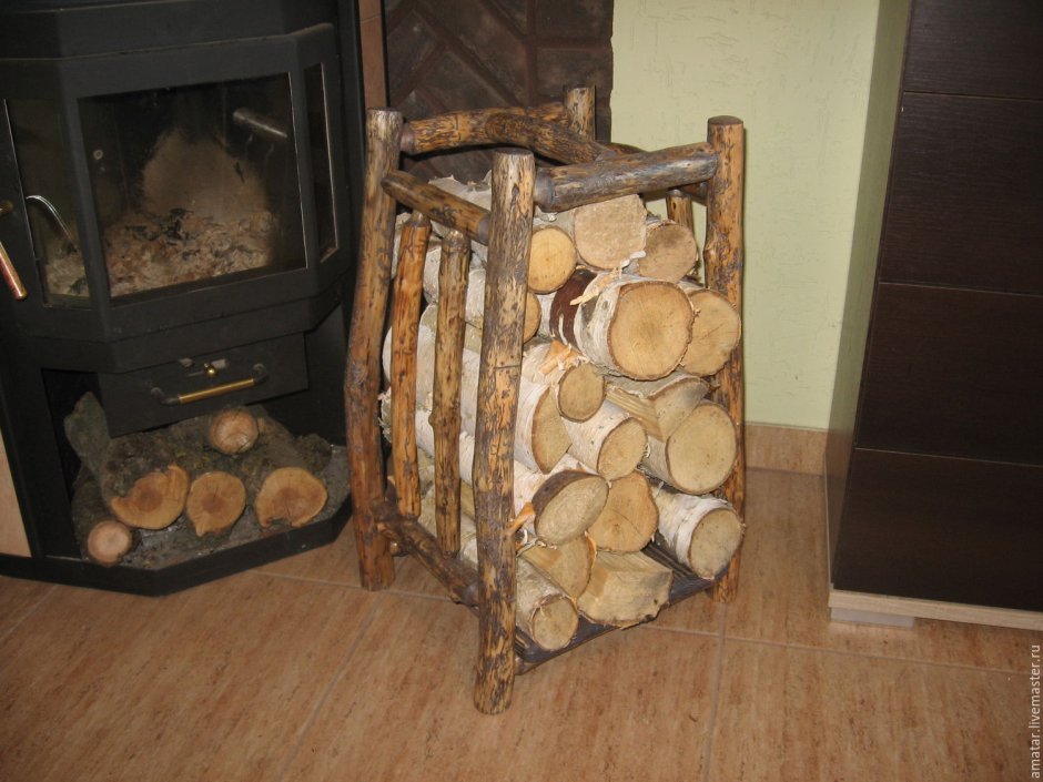 Деревянная дровница для камина