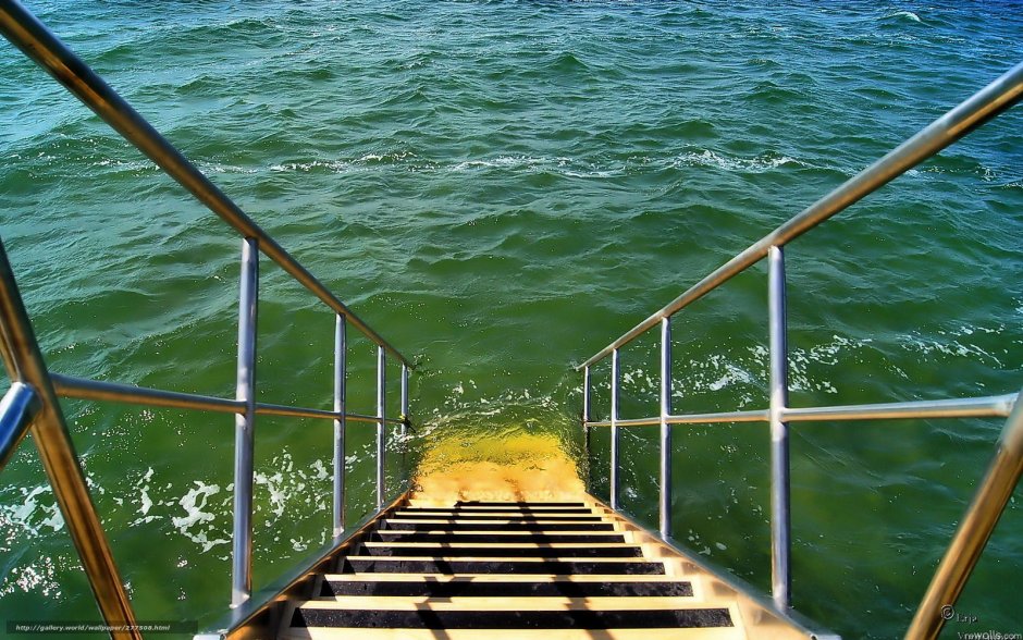 Лестница вниз к морю