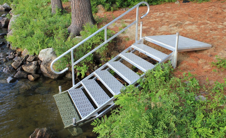 Лестница для водоема металлическая