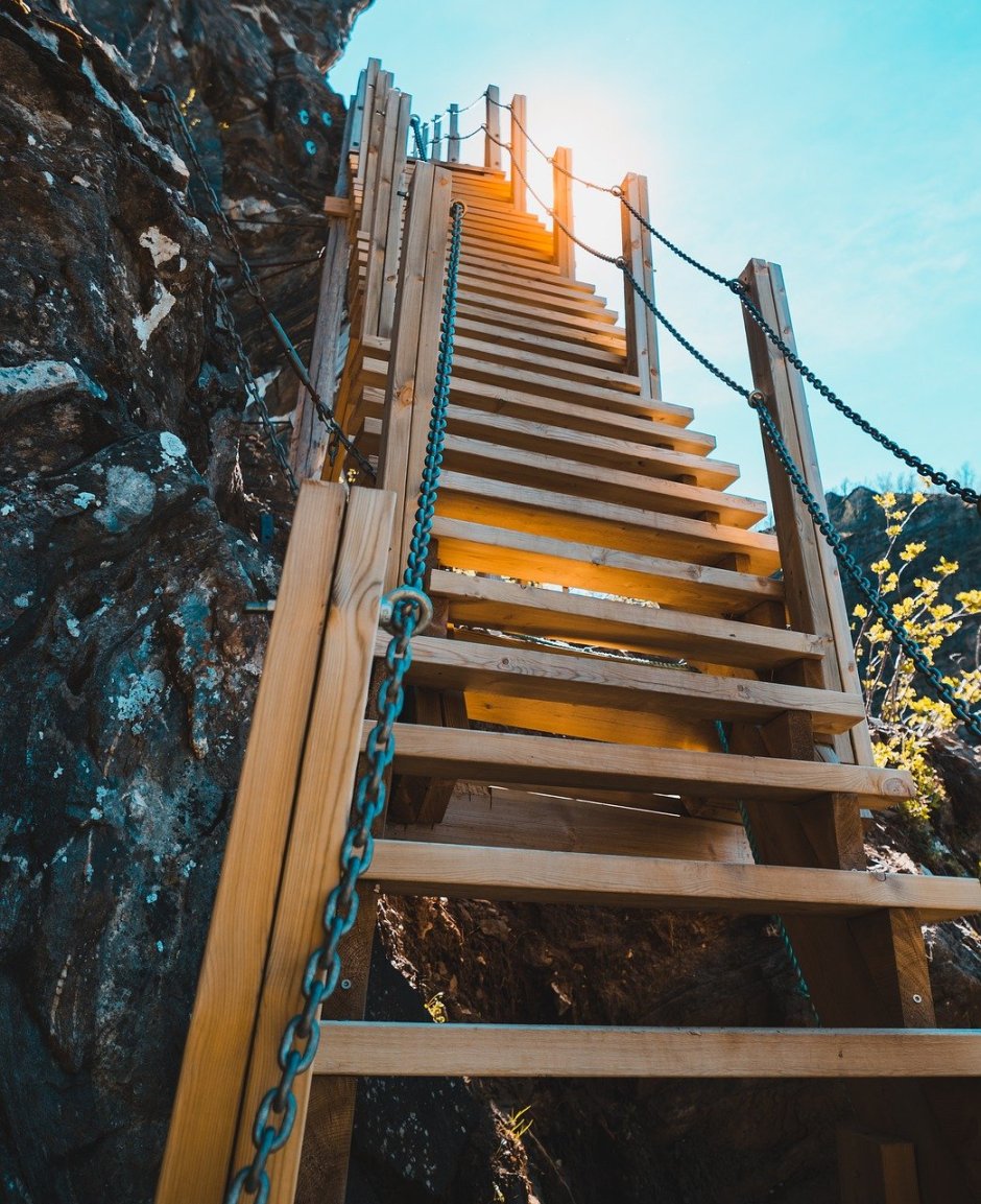 Лестница к речке с помостом