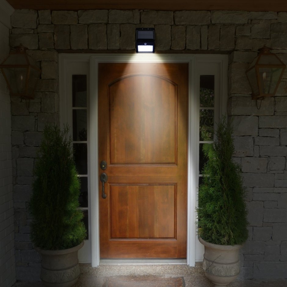 Светильник над входной дверью