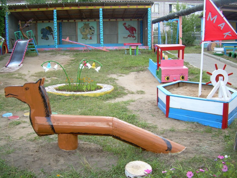 Детская площадка в саду
