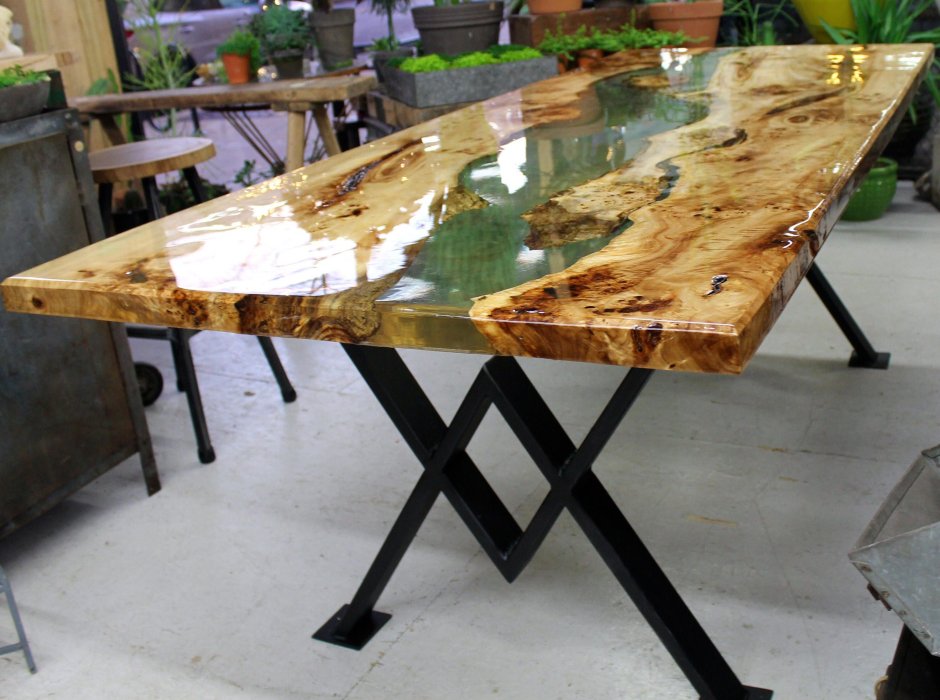 Кухонный стол из эпоксидной смолы с железными ножками