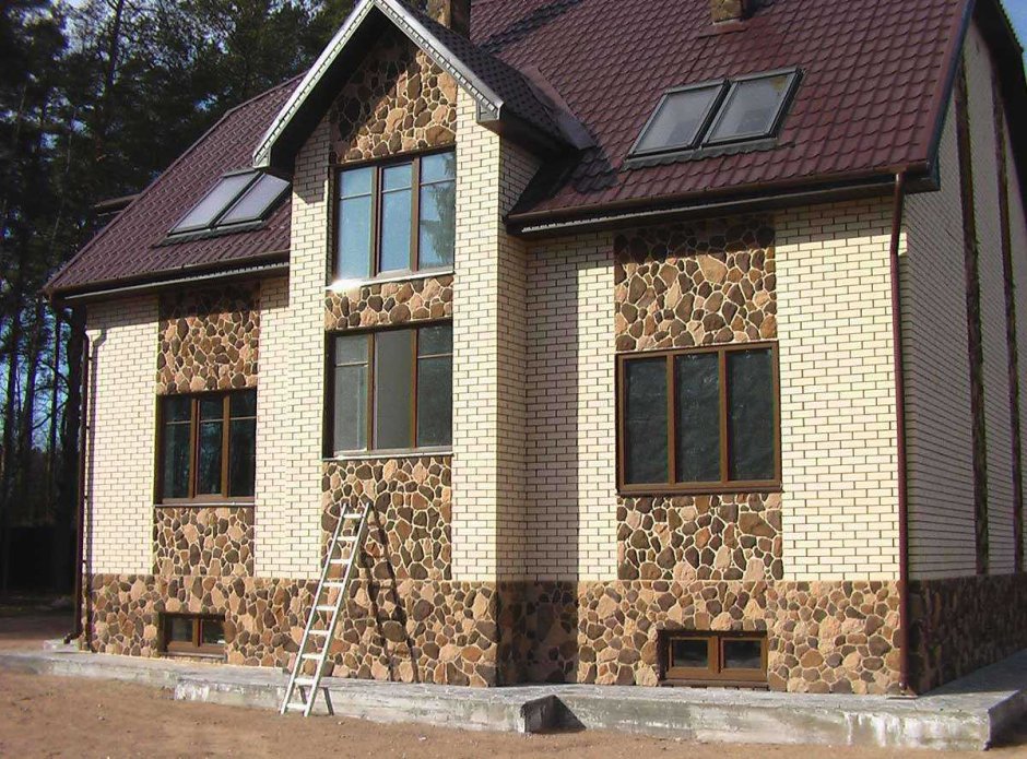 Дом отделанный камнем