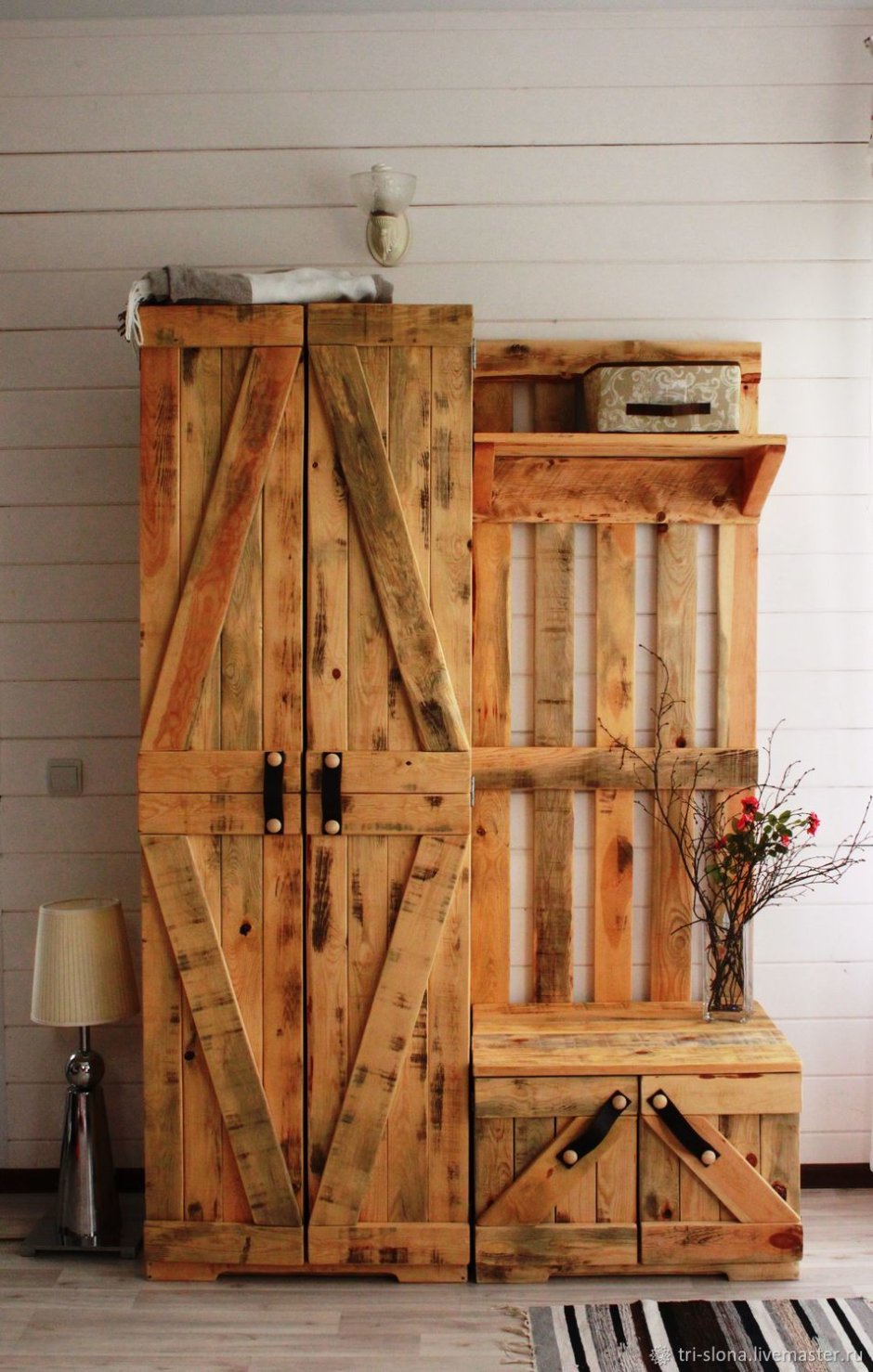 Шкаф деревянный