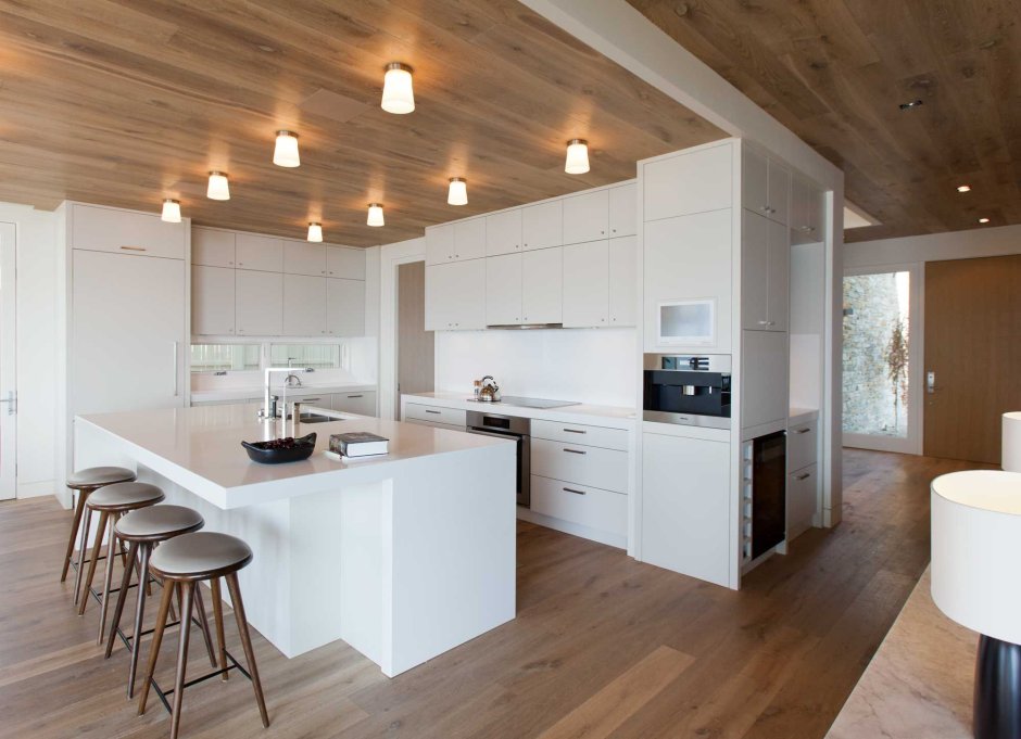 Кухня белая с деревом натурального цвета потолок ламинат
