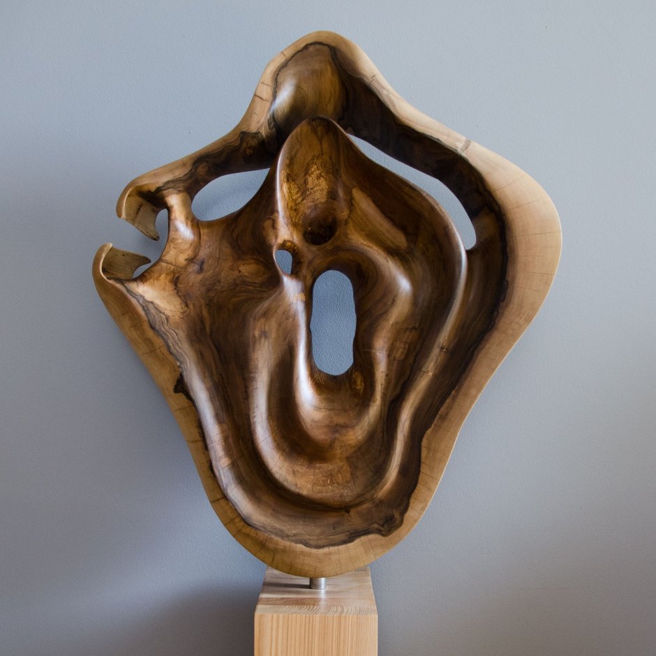 Абстрактная скульптура из дерева
